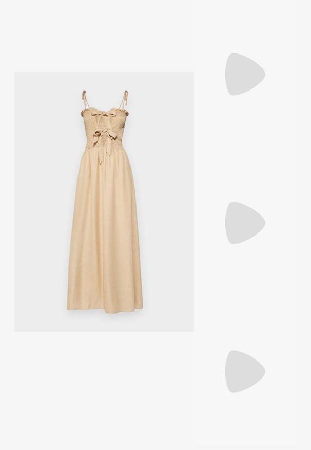 Maxi-jurk van lichtbeige stof met een gerimpelde buste, verstelbare strikbandjes en een gerimpelde halslijn. Vloeiende A-lijn rok die tot de enkels reikt.; Roze gepatineerde leren slingback hakken met een puntige neus, een decoratieve strik aan de voorkant en een slanke stilettohak. Glad textuur.; Roze transparante zonnebril met ovale lenzen, donkerrode tint en slanke pootjes, met een gladde afwerking en subtiele details op het frame.; Roze leren handtas met een gebogen klep, één schouderband en strakke lijnen. De tas vertoont een gladde textuur en een minimalistisch ontwerp.