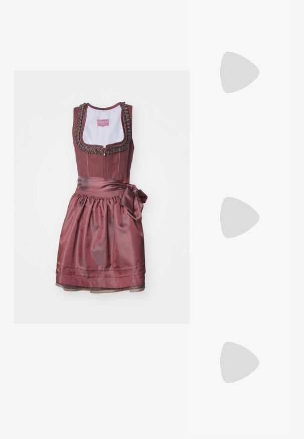 Krüger Dirndl Dirndl - rost; Silbernes Langarmoberteil mit rundem Ausschnitt und Cut-out darunter. Hergestellt aus strukturiertem Stoff, mit figurbetontem Design und ausladenden Ärmeln.; Schwarzer Leder-Pumps mit Knöchelriemen, spitzem Zeh und quadratischem Blockabsatz. Glatte Textur mit minimalistischer Gestaltung.; Schwarze Handtasche aus Kunstleder mit einem sternförmigen silbernen Akzent, zwei Griffen und einem verstellbaren Schultergurt.