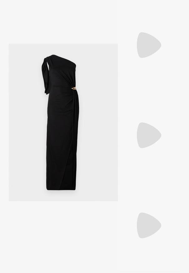 Musta yhden olkapään mekko, jossa on kierretty etuosa, kultainen yksityiskohta vyötäröllä ja halkio yhdellä sivulla. Pehmeä, tekstuurinen kangas.; Mustat korkokengät sandaalit, joissa on ohuet hihnat solmittuna, sileä neliön muotoinen varvasosa ja tyylikäs stiletto-korko.; Vaalea harmaa metallinen käsilaukku, jossa on ketjusanka. Laukku on koristeltu pienillä pyöreillä metallikoruilla ja kolmion muotoisella brändilogolla.; Hopehopeet hopehopeet hopehopeet hopehopeet, jolla on sileä, kiiltävä pinta. Pyöreä muoto, kevyt rakenne, jossa on neulakiinnitys.