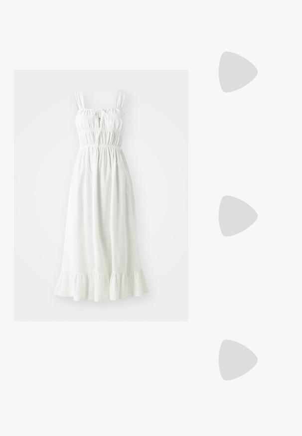 Robe en lin blanc avec un corsage froncé, des bretelles ajustables et un ourlet à volants. Elle présente un détail en trou de serrure à l'avant.; Mules à plateforme blanches avec une finition lisse, un design ouvert à l'avant et un talon épais. Présentent une couture supérieure subtile et une semelle contrastante.; Sac en toile crocheté beige avec un motif floral, agrémenté d'accents jaunes. Deux poignées robustes pour le transport, texture douce et design ouvert.; Boucles d'oreilles en argent présentant deux formes en goutte d'eau et deux formes arrondies, toutes avec une surface polie et réfléchissante et une texture lisse.