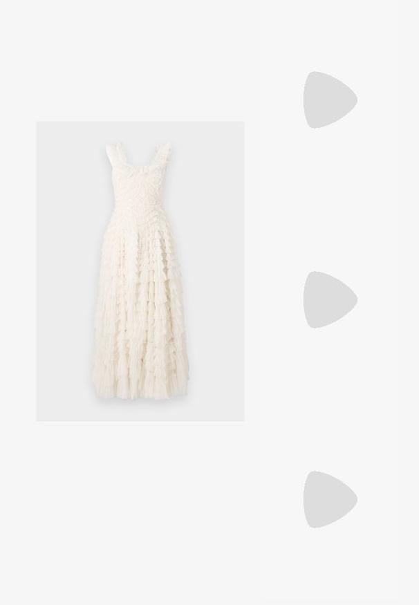 Witte jurk tot de knie met een textuur en gerimpeld ontwerp. Beschikt over brede banden en een aansluitend lijfje, met watervalrimpels door de rok.; Nude gepatineerd leren slingbackhak met een spitse neus, open vamp en een dunne stilettohak. Bevat een ronde gouden accent op de band.; Geweven tas in bruin en geel, met een rechthoekige vorm, twee handvatten en een textuurafwerking met zichtbare stiksels en een merketiket.; Parel bloem oorbellen met gouden accenten. Elke bloemblad bevat kleine, ronde parels in een bloemontwerp, met hangende pareldetails.