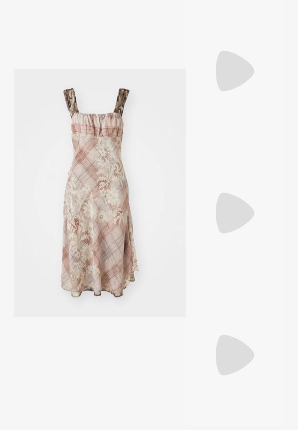 Kleid mit floralem Muster in Pink, mit Rüschenausschnitt und Spaghettiträgern. Der Stoff hat eine transparente Textur mit einem karierten Design.; Braune Leder-Cowboy-Stiefel mit spitzem Punkt und Blockabsatz, die über detaillierte Stickereien und hervorgehobene Akzente am Schaft verfügen.;  Katzenaugen-Sonnenbrille mit einem schwarz-orangenen Schildpattrahmen, braunen Gläsern und schlanken, spitzen Enden. Verfügt über ein minimalistisches Logo am Bügel.; Silberne Creolen mit gedrehter Gestaltung, ausgestattet mit einer polierten Oberfläche und einer Steckverschluss. Sie haben einen Durchmesser von ca. 3 cm.