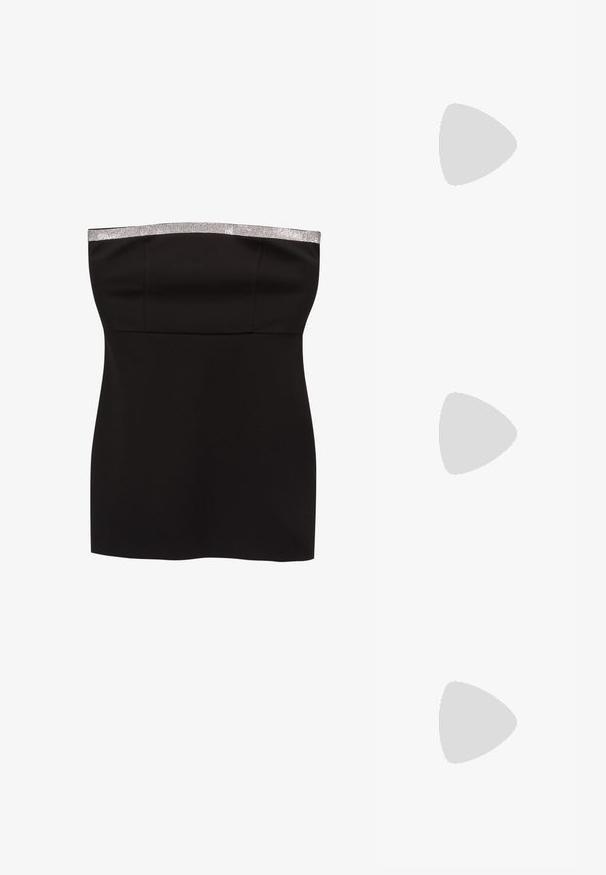 Top noir sans bretelles avec une coupe ajustée et une garniture étincelante en strass le long de l'encolure. Tissu lisse sans motifs visibles.; Chaussure slingback en cuir verni noir avec un embout pointu, des brides de cheville avec des boucles en argent et des éléments en métal, et un talon fin.; Sac à main en cuir bordeaux au design doux et froncé, avec une forme arrondie. La poignée est fixée, mettant en valeur une texture lisse.; Boucles d'oreilles dorées présentant des formes texturées et ondulées. Comprend des clips sculpturaux et un design de créoles ouvertes avec une finition martelée.