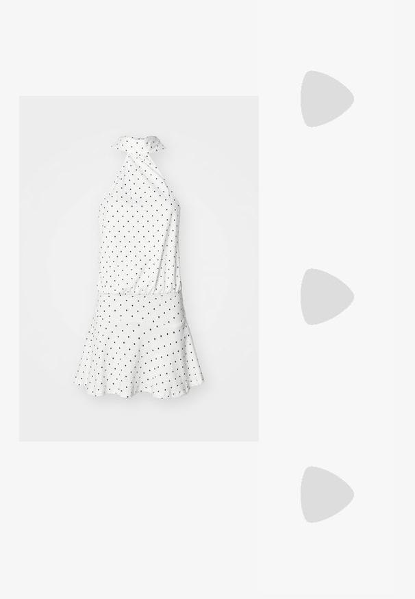 Rochie albă cu bretele, decorată cu buline negre, fustă evazată și talie strânsă. Material moale, cu o textură netedă. Se leagă la gât.; Pantof cu talpă plată din piele neagră, cu o siluetă curbată, bandă decorativă, cusături texturate și talpă din cauciuc. Finisaj neted și design elegant.; Ochelari de soare supradimensionați, cu lentile ovale, cadru din plastic neted și accente aurii pe brațe. Lentilele întunecate oferă protecție solară.; Geantă de mână din piele maro, cu mânere duale, accente din metal auriu și un design structurat. Prezintă un capac central cu un detaliu sub formă de buclă.