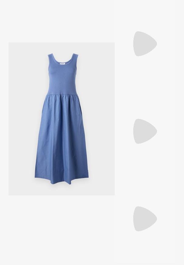 Bezrukávové maxi šaty v svetlomodrej farbe. Přiliehavý vrch s okrúhlym výstrihom, prúdiaca, nariasená sukňa vyrobená z ľahkej tkaniny.; Čierne lakované kožené sandálové podpätky s špicatou špičkou a geometrickým blokovým podpätkom. Disponujú elegantným, minimalistickým dizajnom a hladkým povrchom.; Čierna kožená hobo taška so hladkou textúrou, zakriveným tvarom a jedným nastaviteľným popruhom; má široké otvorenie na vrchu.; Zlaté kruhové náušnice s hladkým, lesklým povrchom. S polkruhovým tvarom a bezpečným zapínaním na kolík.