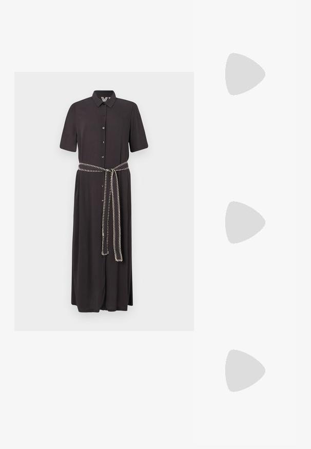 Schwarzes Hemdblusenkleid mit kurzen Ärmeln, durchgehender Knopfleiste und einem passenden Gürtel mit kontrastierenden dekorativen Stickdetails.; Spitz zulaufender High-Heel-Schuh in einer Farbgestaltung aus Silber, Gold und Nude. Glänzende Oberfläche mit Ausschnittdesign und stiletto Absatz.; Silberne metallic Pouch-Tasche mit einer sanften, abgerundeten Form und einem geknoteten Verschluss oben. Hergestellt aus glattem Kunstleder.; Silberne Creolen mit gedrehter Gestaltung, ausgestattet mit einer polierten Oberfläche und einer Steckverschluss. Sie haben einen Durchmesser von ca. 3 cm.