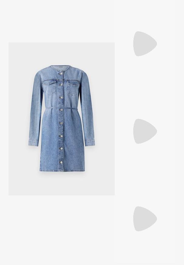 Jeans obleka z dolgimi rokavi, svetlo modri barvi, z gumbom spredaj, dvema prsoma žepoma, oprijetim pasom in A-linijo do kolen.; Črne lakirane slingback pete s koničastim nosom in geometrijsko blokasto peto. Imajo eleganten, minimalističen dizajn in gladko teksturo.; Črna usnjena torbica s ukrivljeno obliko, z odstranljivo naramnico in zlatimi dodatki. Torbica ima pokrov s podrobnostmi v obliki zaponke.; Zlato-tonirani uhani v obliki obroča z gladko, polirano površino. Imajo obliko polkroga in varno zaponko na peto.