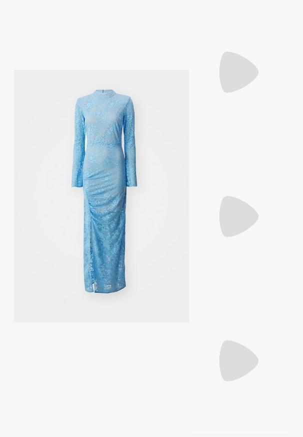 Világoskék csipkefürdőruha hosszú ujjakkal és magas nyakkal. Feszes sziluettje van, oldalsó hasítékkal, virágmintákkal és textúrával.; Fehér magassarkú cipő sima anyagból, hegyes orral és bokapánttal. Világos bézs belső és aranyszínű hardver díszítés jellemzi.; Átlátszó műanyag négyzet alakú szemüveg, áttetsző lencsékkel, arany díszítéssel a szárakon a fokozott részletekért.; Fehér bőr táska strukturált dizájnnal, mágneses záródással és vállpánttal, semleges háttér előtt bemutatva.