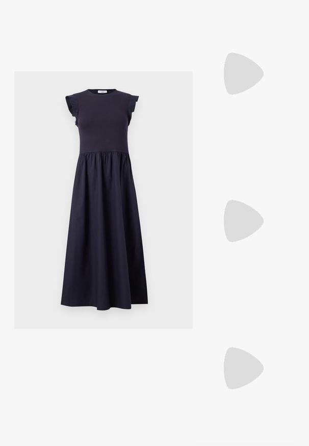 Marineblaues Kleid mit tailliertem Oberteil, Rüschenshulterärmeln und einem schwingenden Rock mit gerafftem Bund. Hergestellt aus einem glatten, leichten Stoff.; Schwarze Lackleder-Slingback-Absätze mit spitzer Zehenform, einem runden Ausschnitt-Design und einem Blockabsatz. Mit einem goldfarbenen Schnallenakzent.; Schwarze übergroße Sonnenbrille mit getönten Gläsern, dicken Rahmen und goldfarbener Kettendetaillierung an den Bügeln.; Schwarze Handtasche mit strukturierter Form, glatter Textur und einem metallischen Verschluss. Kombiniert mit weiten schwarzen Hosen und offenen Sandalen auf einem Holzboden.