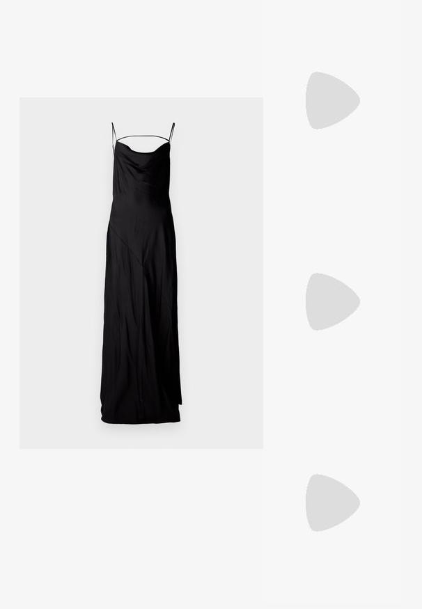 Robe longue en satin noir avec des bretelles fines et ajustables, un décolleté arrondi et des détails de couture diagonale, présentant une texture lisse et fluide.; Des sandales noires à talons hauts avec des fines lanières au design noué, un bout carré lisse et un talon aiguille élégant.; Sac à main en métal gris clair avec une bandoulière en chaîne, orné de petits clous métalliques ronds et d'un logo de marque triangulaire.; Boucles d'oreilles en argent avec une finition lisse et brillante. Forme arrondie, conception légère, avec un fermoir à tige.