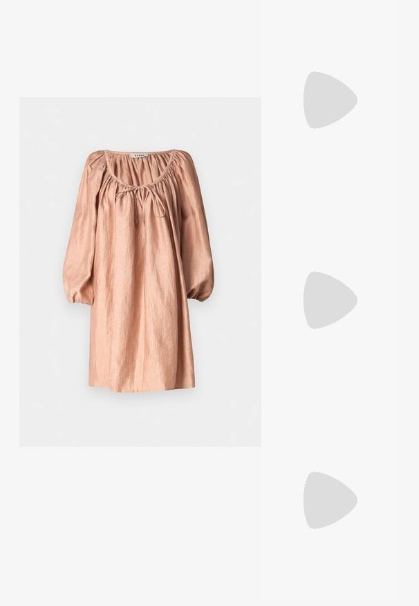 Rochie din in roz deschis cu decolteu rotund, mâneci gathered și talie cu șnur. Textură netedă, până la genunchi și design lejer.; Încălțăminte tip flip-flop neagră cu o talpă din cauciuc texturat, două bretele subțiri și un detaliu discret, embosat cu logo pe bretea.; CHLOÉ Ochelari de soare - havana copper; Culoare aurie, lănțișor cu un design elegant, plat și o suprafață texturată, așezat pe un piedestal alb pe un fundal gri.