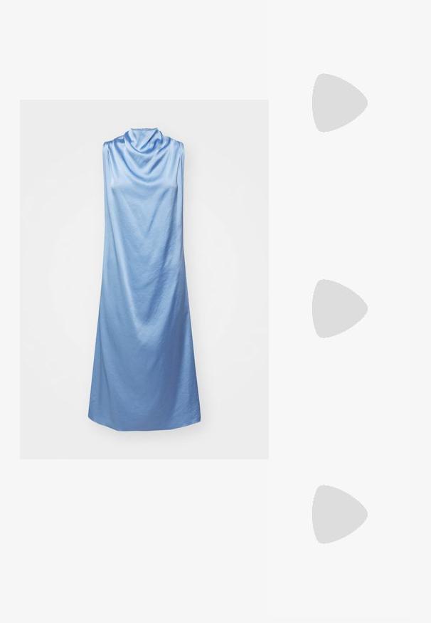 Tiger of Sweden ODYSS - Koktélruha / Partiruha - dusk blue; Fekete bőr szandál vékony pántokkal, alacsony blokk sarkú és négyzetes orrú. Csattal záródik és sima textúrájú.; Fémes ezüst kézitáska, amely apró kerek korongokból álló hálószerű kialakítással rendelkezik, vállpánttal és puha, kerek formával.; Ezüst gyöngy fülbevalók, ívelt, bab forma. Simább, fényes felület és rögzített kapocs és hátlap.