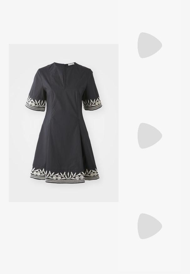 Črna obleka s prilegajočim bodicem, razširjenim krilom in kratkimi rokavi, ki imajo zapleteno vezenje belih cvetnih vzorcev na manšetah in obodu.; Črne usnjene balerinke, koničast toe, minimalističen dizajn, gladka tekstura, nizka peta, brez vidnih kovinskih delov ali okraskov.; Črna usnjena torba čez ramo z gladko teksturo, pravokotno obliko in kovinskim verižnim detajlom spredaj. Vključena je nastavljiva naramnica.; Broška z zlatim odtenkom, ki se ponaša s zankastim dizajnom, gladkimi, ukrivljenimi linijami in zapleteno obliko, ki odseva poliran zaključek.