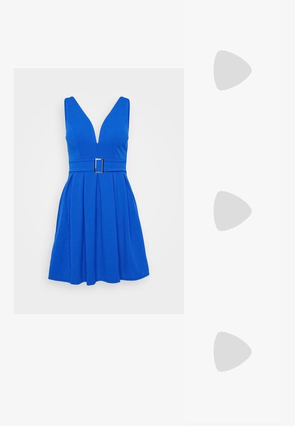 Blå ermeløs kjole med dyp V-hals, plissert skjørt og bred belte med rektangulær sølvspenne. Myk stofftekstur.; Beige slingback høyhæler med spiss tå, laget av teksturert materiale, med slank hæl og justerbar stropp.; Perlehåndveske med livlige farger: rosa, oransje, blå og brun. Strukturerte overflater med sirkulære perler og organiske former, solide håndtak.; Sølv ringøredob med en polert finish, med små gull detaljer og en rund form, båret på øreflippen.