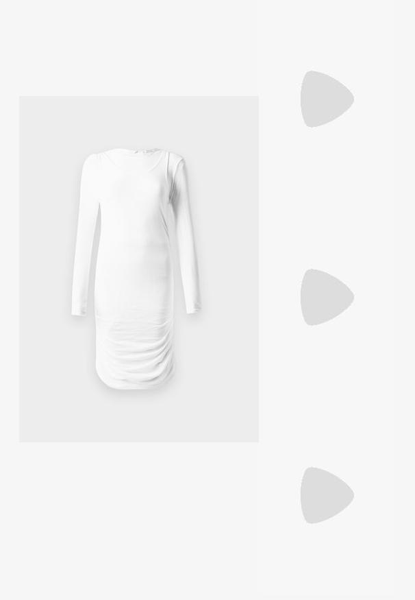 Witte jurk met lange mouwen, gemaakt van gladde stof, met een ronde halslijn en geplooide textuur rondom de taille. Eenvoudig en aansluitend ontwerp.; Zwarte leren sandaal met gouden gespaccenten, voorzien van meerdere banden en een vlakke zool voor open-teenschoen gebruik.; Zwarte leren crossbody tas met een rechthoekig ontwerp, zilveren hardwareaccenten, een verstelbare schouderband en een subtiele geperste logodetail.; Oorbellen in de vorm van hoops met verweven gouden en zilveren ringen, voorzien van een heldere cubic zirconia accent en een textuurband op één ring.