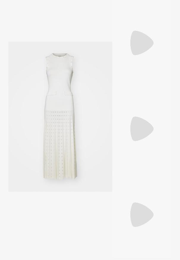 sandro ROBE MIDI DETAILS - Stickad klänning - ecru; Svarta klackade mules med tår med bred öppen tå och en böjd överdel. Tillverkade av strukturerat tyg, med en slank klack och en slät sula.; Runda solglasögon med mörka linser, tunn ram i guldmetall, plasttips på bågarna och justerbara nässtöd. Minimalistisk design med en klassisk stil.; Svart vävd handväska med en öppen nätdesign och två långa handtag. Har en solid svart inre väska för förvaring.