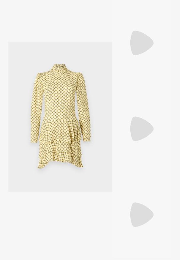 Vestido de manga larga amarillo con un dobladillo de peplum, que presenta un patrón de diamantes en negro y verde. Escote alto, tejido texturizado y volantes en capas.; Las sandalias negras de tacón alto presentan finas correas con un diseño anudado, una punta cuadrada suave y un elegante tacón de aguja.; Bolso de mano metálico gris claro con una cadena como asa, adornado con pequeños remaches metálicos circulares y un logotipo de marca en forma triangular.; Aros de plata en forma de aro con un acabado liso y brillante. Diseño redondeado y ligero, con cierre de tipo post-back.