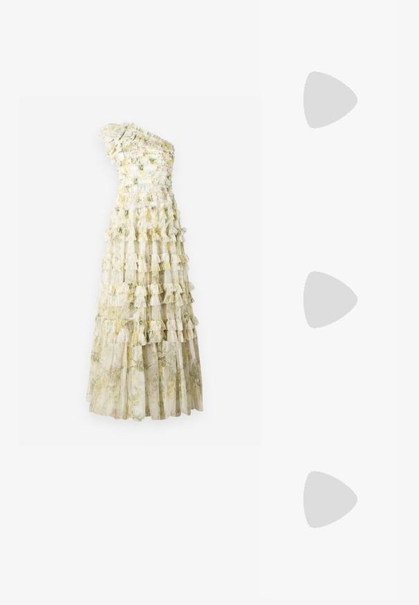 Een one-shoulder jurk met gelaagde ruches, een bloemenprint in pastelkleuren, gemaakt van doorschijnende stof en met een aansluitend lijfje. De lengte reikt tot de vloer.; Witte leren sneakers, laag model, met een gladde textuur, ronde neus, vetersluiting aan de voorkant en een klein geborduurd logo aan de zijkant.; Zwarte leren halfronde tas met een gouden hardware accent, voorzien van een ritssluiting. Draagt crossbody over een grijze trui.; Gouden knoopstuds met een gedraaide design. Elke oorring heeft een ronde transparante achterkant voor een veilige draagervaring.