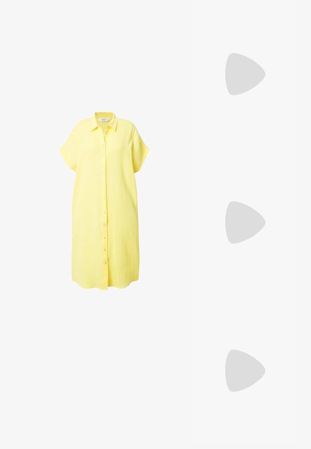 Gelbes Hemdkleid aus strukturiertem Stoff, mit kurzen Ärmeln, Kragen und einer lässigen Passform mit geradem Saum.; Braune Wildleder Slingback-Kitten-Heel-Schuhe mit spitzer Zehenform und silbernen runden Nieten auf der Oberseite und den Seiten, vor einem schlichten weißen Hintergrund.; Weiße Schultertasche mit texturierter Oberfläche, zentralem Schnallenakzent und geschwungener Form. Reißverschluss an beiden Seiten.; Goldfarbene Creolen mit polierter Oberfläche, ausgestattet mit einem geriffelten Design und einem Steckverschluss. Runde, klobige Form.