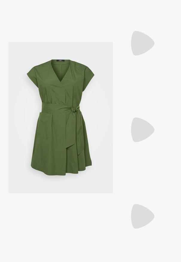 Vestido verde con mangas cortas, escote en v, cinturón con nudo en el frente, bolsillos laterales y una tela ligera y texturizada.; Tacones slingback beige con punta afilada y un tacón bajo y acampanado. Fabricados en cuero suave con un diseño minimalista y correa ajustable.; Gafas de sol de carey con lentes redondeados de color marrón oscuro. Presentan detalles dorados en las patillas y un acabado brillante. Nombre de la marca visible en el armazón.; Pilgrim JACE - Pendientes - gold-coloured