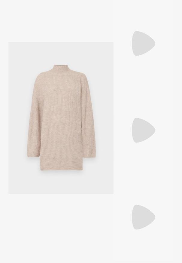 Bež džemper s visokim ovratnikom i spuštenim ramenima, izrađen od rebrastog pletenog materijala. Opusten kroj s dugim rukavima i glatkom teksturom.; Zlatni metalik slingback sandali s šiljatim vrhom i debelim potpeticama. Glatka tekstura, minimalistički dizajn i uski remen.; Crna kožna torba s lukovitim oblikom, odvojivim remenom i zlatnim detaljima. Torba ima preklop s kopčom.; Zlatne metalne naušnice s elegantnim, zakrivljenim dizajnom. Imaju karakterističan šiljast oblik, poliranu površinu i zatvaranje na šarku.