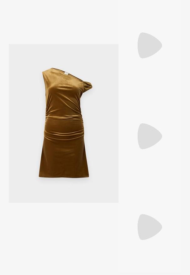 Smeđi baršunasti haljina, dizajn s jednim ramenom, naborani detalji u struku, glatka tekstura, kratka dužina i prilagođen silueta.; Crna lakirana slingback cipela s izduženim vrhom, remenčićima oko gležnja s srebrnim kopčama i dijelovima, te vitkim potplatom.; Zlatna metalna torba s uređenim dizajnom, glatkom teksturom i podesivim remenom. Ima jedinstven trokutasti oblik i minimalističko šivanje.; Naušnice zlatne boje s teksturiranim, valovitim oblicima. Uključuju skulpturalne kopče i dizajn otvorene kružnice s kovanom završnom obradom.