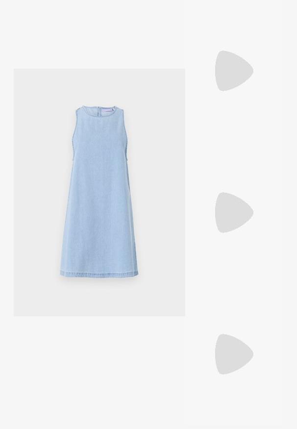 Lys blå denim ermløs kjole med rund hals. Har detaljer i sidesømmen og en A-linje silhuett. Glidelås i ryggen.; Gyldne metalliske hæle-sandaler med en strappy design, kvadratisk blokhælhæl og justerbar ankelrem med spænde. Glat tekstur.; Svart lærveske med en buet form, avtagbar stropp og gullbeslag. Vesken har et klaff med spenne-detall.; Gullfarget metalløredobber med et elegant, buet design. Har en karakteristisk spiss form, polert overflate og hengsel-lukking.