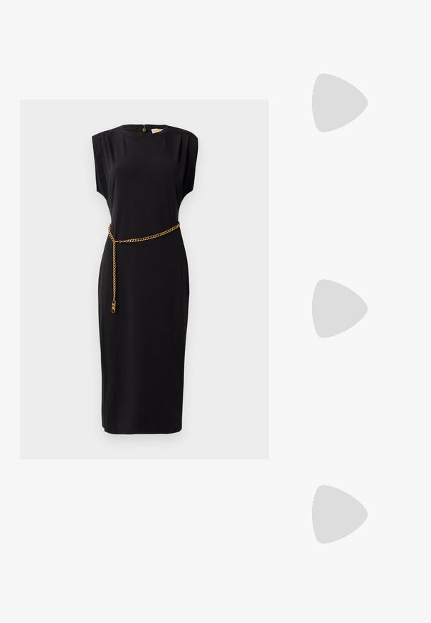 Abito midi nero con maniche corte, scollo rotondo, dettagli plissettati e un cinturino in catena dorata, realizzato in tessuto morbido.; Slingback con tacco in vernice nera con punta affusolata, caratterizzato da una stampa a serpente testurizzata, cinturino regolabile e un tacco corto e testurizzato.; Borsa a tracolla nera in pelle con due tasche frontali, fibbie dorate, chiusura con zip e una tracolla sottile. Superficie texturizzata e forma rettangolare compatta.; Orecchini a cerchio in metallo color oro con forma curva ed allungata. Presentano una superficie liscia e lucida e una punta arrotondata per un tocco di dettaglio in più.