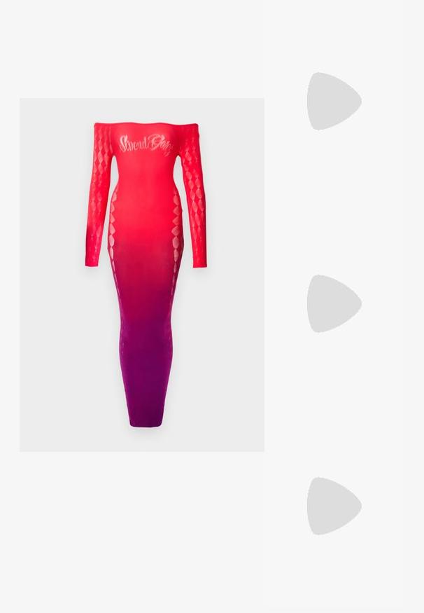 Sinead Gorey DIAMOND SEAMLESS DRESS - Kasdienė suknelė - red/purple; Juodas odinis slingback tipo batai su smailiu priekiniu atvartu, dekoratyvinėmis sagtimis su metaliniais akyčiais ir žemu blokiniu kulnu. Saldus paviršius.; Juodas odinis delninukas su susiraukusiu tekstūru, sidabrinės spalvos metalo rėmas, uždaromas užsukamu užtrauktuku bei grandinėlės dirželis. Lygus, minkštas paviršius.; Sidabrinės auskarai su apvaliu žiedu, papuošti spindinčiomis akmenimis ir ašarėlės formos perlo pakabučiu. Išskirtinis dizainas su rafinuotais akcentais.