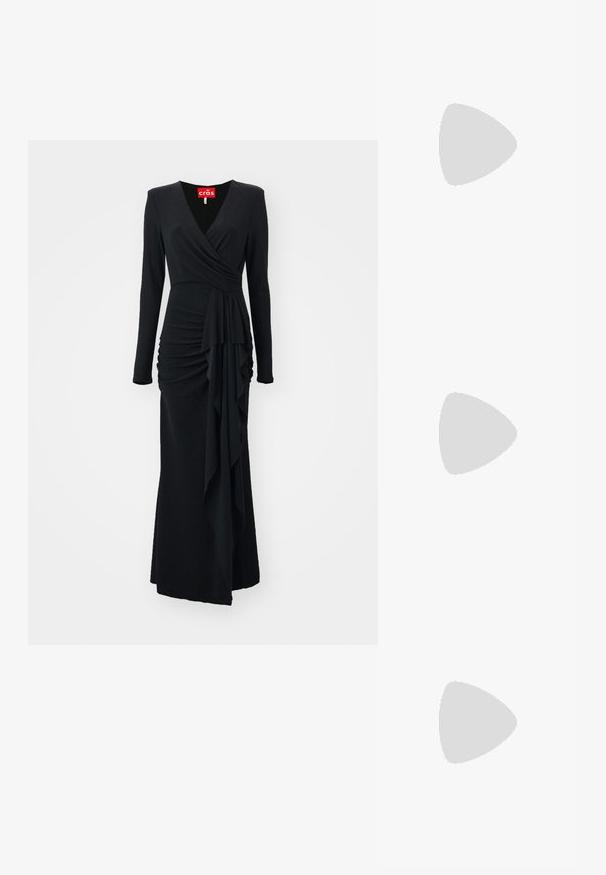 Sudy neagră cu mânecă lungă, cu decolteu adânc în V, design înfășurat și textură plisată. Prezintă o volană drapată la talie și pe lateral.; Pantofi slingback din piele lacuită neagră, cu vârf ascuțit, detalii din metal argintiu și toc mic pătrat. Textură netedă și lucioasă pe întreaga suprafață.; Geantă de umăr din piele neagră, cu o textură netedă, formă rectangulară și un detaliu din lanț metalic în față. Include curea reglabilă.; Cercei din argint cu stud pătrat, având un finisaj neted și lustruit, într-o formă de lacrimă, care reflectă lumina cu o suprafață lucioasă.