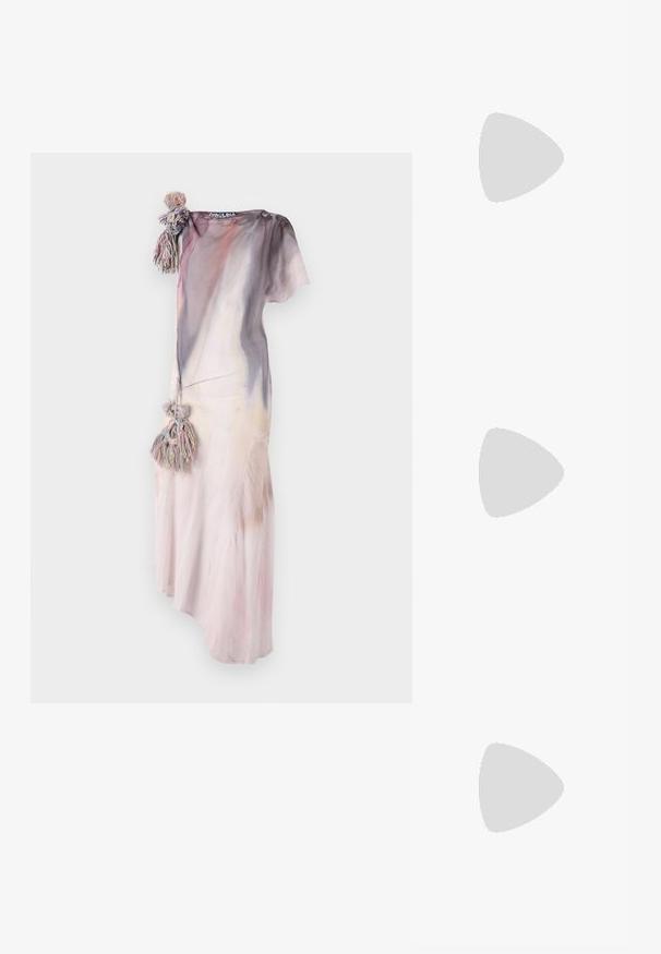 Abito lungo e fluente in soffici colori pastello con un effetto acquerello. Presenta una nappina decorativa su una spalla e un tessuto leggero e texturizzato.; T-shirt bianca a maniche corte realizzata in tessuto a costine. Collo rotondo, vestibilità regolare e dettagli di cucitura sottili. Senza motivi o grafiche.; Pantofole da balletto nere in pelle con punta arrotondata, texture liscia, dettagli di cucitura minimi e design con suola flessibile.; Borsa a tracolla in pelle marrone con chiusura a pattina, hardware color oro, tracolla e una finitura liscia. Forma rettangolare compatta.