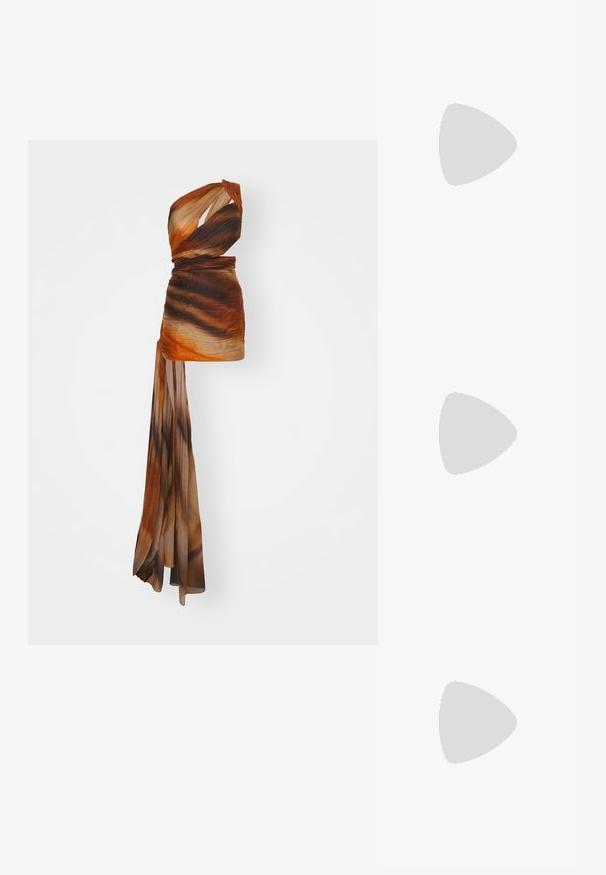 Alberta Ferretti DRESS - Kokteilinė suknelė / vakarėlių suknelė - fantasy brown; Juodai lakuoti slingback aukšti kulniukai su smailiu nosiu, reguliuojama čiurnos juostele ir vidutinio dydžio blokiniu kulnu. Lygus paviršius su blizgiu apdaila.; Juodas odinis rankinės dizainas, pasižymintis elegantišku stiliumi, turi sidabrinį sparnuotą logotipą ir grandinėlės dirželį. Tekstūruotas paviršius su užtrauktuku.; Du vienodą formą auskarai, pagaminti iš sidabro spalvos metalo su skaidriais, apvalaus pjūvio cirkoniais ir auksinės spalvos metaliniais akcentais sluoksniuotame dizaino sprendime.