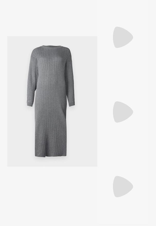 Γκρίζο πλεκτό φόρεμα με ραβδώσεις, ελεύθερη εφαρμογή, μακριά μανίκια, στρογγυλή λαιμόκοψη και μήκος μέχρι τη μέση του μόσχου. Διαθέτει κάθετη υφή σε όλο το ύφασμα.; Μαύρα δερμάτινα μποτάκια με ελαστικές πλευρικές πάνελ, στρογγυλή μύτη και chunky τετράγωνη φτέρνα. Λείος υφές με μινιμαλιστικό σχέδιο.; Μαύρη δερμάτινη τσάντα tote με λείο υφή, δομημένο σχήμα, δύο λαβές και επιφανές ασημένιο κούμπωμα μπροστά.; Ασημένια σκουλαρίκια κρίκοι με κομψό, στρογγυλό σχέδιο, που διαθέτουν λεία επιφάνεια και χωρίς ορατά διακοσμητικά στοιχεία. Η διάμετρος δεν αναφέρεται.