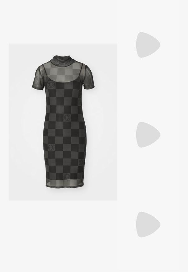 Robe en maille noire transparente avec des manches courtes, un col montant et un motif à damiers présentant des motifs circulaires en accent. Silhouette ajustée.; Des sandales noires à talons hauts avec des fines lanières au design noué, un bout carré lisse et un talon aiguille élégant.; Sac à main en métal gris clair avec une bandoulière en chaîne, orné de petits clous métalliques ronds et d'un logo de marque triangulaire.; Boucles d'oreilles en argent avec une finition lisse et brillante. Forme arrondie, conception légère, avec un fermoir à tige.