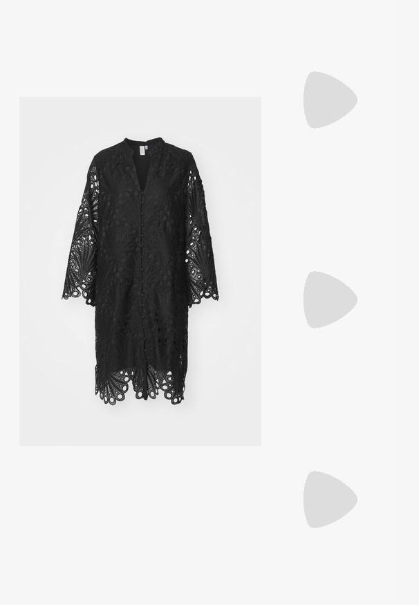 Melnas mežģīņu kimono ar atvērtu priekšpusi, ar sarežģītiem lapu rakstiem un apļveida izgriezumiem. Garas piedurknes ar viļņotām malām.; Melnas lakotas augstpapēžu čības ar kvadrāta purngalu, potīšu siksniņām un sudraba sprādzēm. Aprīkotas ar masīvu bloku papēdi stabilitātei.; Melnas ādas rokassoma ar izliekta formu, noņemamu siksnu un zelta aksesuāriem. Somai ir vāciņš ar sprādzes detaļu.; Zelta-tonēti auskari ar gludu, pulētu apdari. Iezīmē pusapaļa forma un droša aizdare uz stieņa.