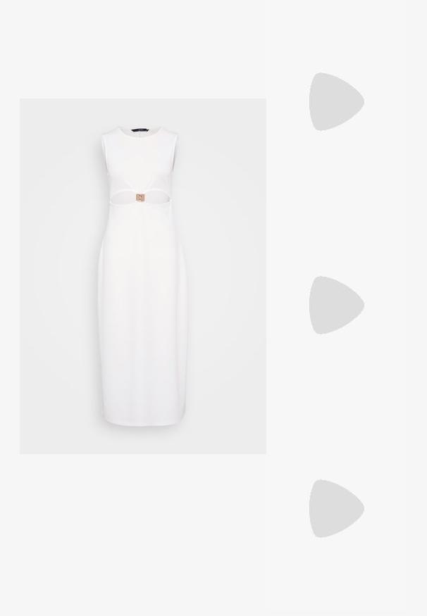 Biała sukienka bez rękawów z wycięciem w pasie, z prostokątną beżową klamrą jako akcentem i prostą sylwetką.; Czarne sandały na obcasie z prostokątnym noskiem i niskim słupkowym obcasem. Posiadają wiele cienkich pasków i regulowany pasek na kostkę. Wykonane z gładkiej skóry.; Czarna skórzana torebka typu crossbody z gładką teksturą, prostokątnym kształtem oraz metalowym detalem w postaci łańcuszka z przodu. W zestawie regulowany pasek.; Srebrna obrączka podwójna z gładką, polerowaną powierzchnią. Posiada płynny, zakrzywiony kształt z nakładającymi się sekcjami, co nadaje nowoczesny wygląd.