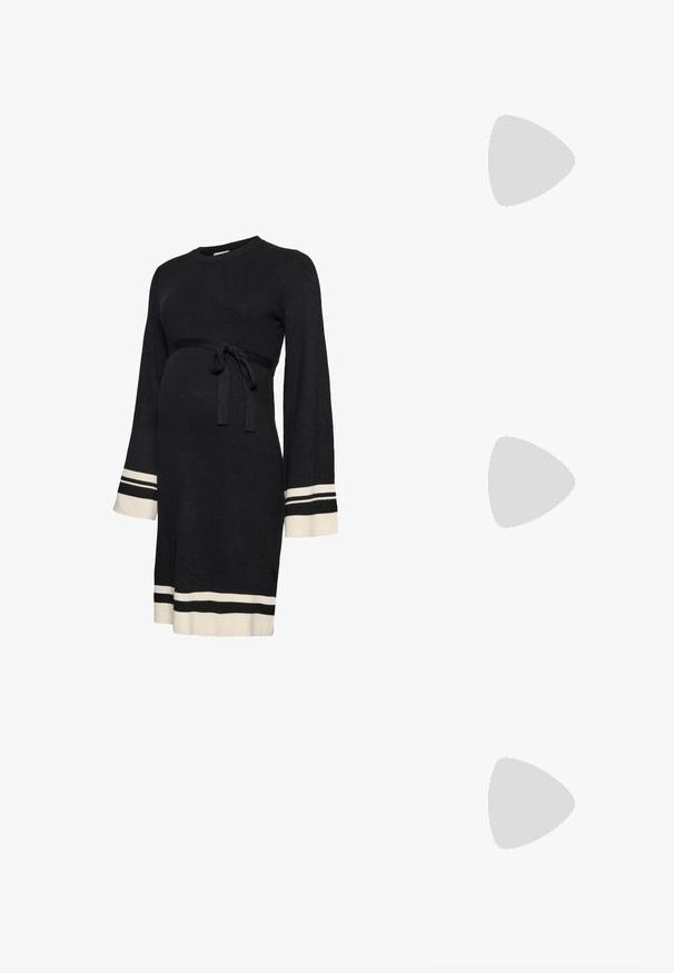 Vestito premaman nero a coste con maniche lunghe, cintura aderente in vita e strisce bianche accentate ai polsini e all'orlo. Tessuto morbido.; Pump in pelle nera con punta affusolata e tacco basso a blocco. Presenta una cinghia alla caviglia con una fibbia in tonalità oro. Texture liscia.; Occhiali da sole neri oversize con lenti sfumate, montatura spessa e dettagli in catena dorata sulle astine.; Clutch bag in ecopelle argentata con design a busta, tracolla a catena e dettaglio con nappina su un lato, caratterizzata da cuciture angolari.