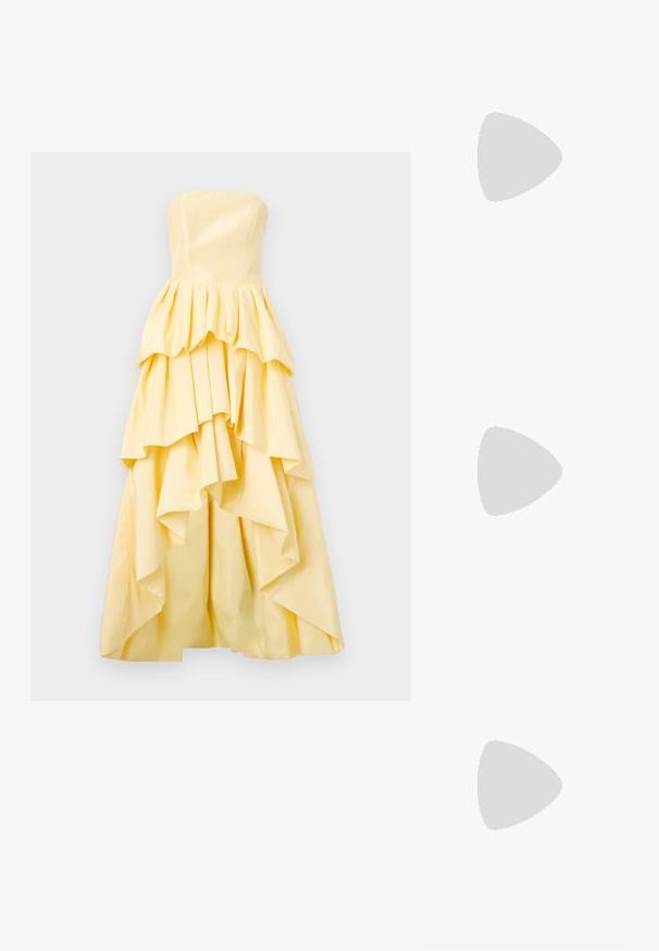 Šaty bez ramienok v žltej farbe, so zaväzovanými volánmi, priliehavým živôtikom a textúrovanou tkaninou. Volány vytvárajú splývavý siluetu na leme.; Zlaté kovové lodičky na podpätku so špicatou špičkou a robustným podpätkom. Hladký povrch, minimalistický dizajn a úzka remienok.; Žltá falošná krokodília kabelka so štruktúrovaným dizajnom, horným držadlom, odnímateľným reťazovým popruhom a dekoratívnym kryštálovým ozdobením na zapínaní.; Náušnice z kovu v zlatej farbe s elegantným, zakriveným dizajnom. Majú charakteristický špicatý tvar, leštený povrch a uzáver na pánt.