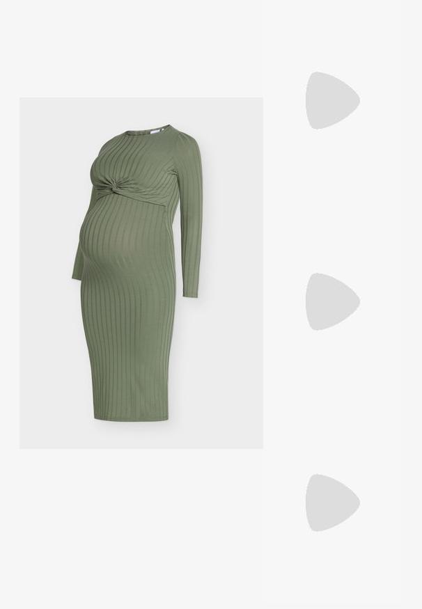 Rochie de maternitate verde măsliniu cu dungi, cu mâneci lungi, având un detaliu frontal cu nod răsucit și o siluetă mulată.; Pantofii slingback din piele lăcuită neagră, cu vârf ascuțit, bretele pentru gleznă cu catarame și accesorii din argint, și un toc subțire.; Geantă de umăr metalică aurie cu un design structurat, textură netedă și curea reglabilă. Prezintă o formă triangulară unică și cusături minimaliste.; Cercei aurii cu forme texturate și ondulate. Include studs sculpturale cu clip și un design de cerc deschis cu un finisaj cioplit.