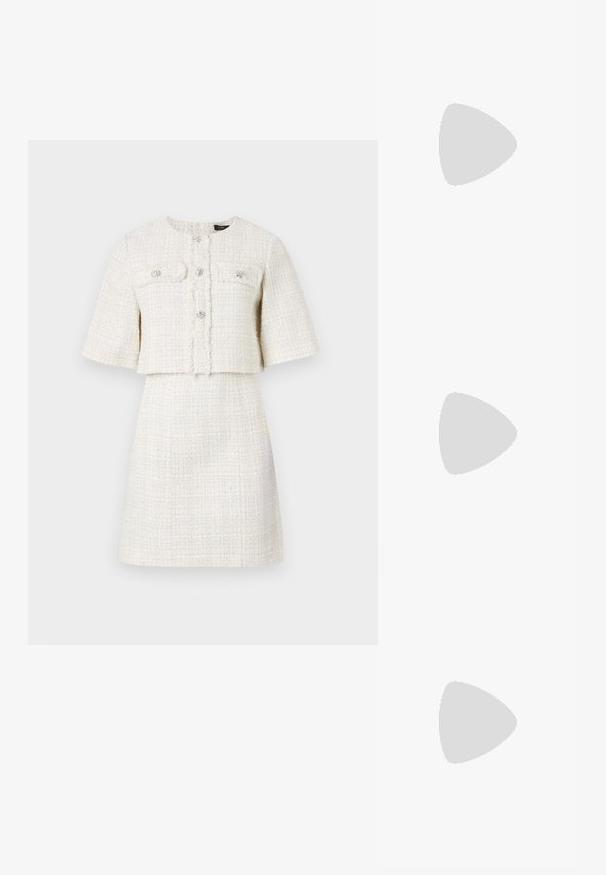 Maje REIMS - Nappali ruha - ecru; Bézs színű magassarkú szandál fonott textúrával, díszítő virággal és bokapánttal. A négyzet alakú sarok stabilitást biztosít.; Maje MISS MINI - Keresztpántos táska - noir; Aranyszínű fülbevalók, több zuhanó lánccal, tiszta ovális strasszköves díszítéssel és dekoratív fülbevaló tetejével.