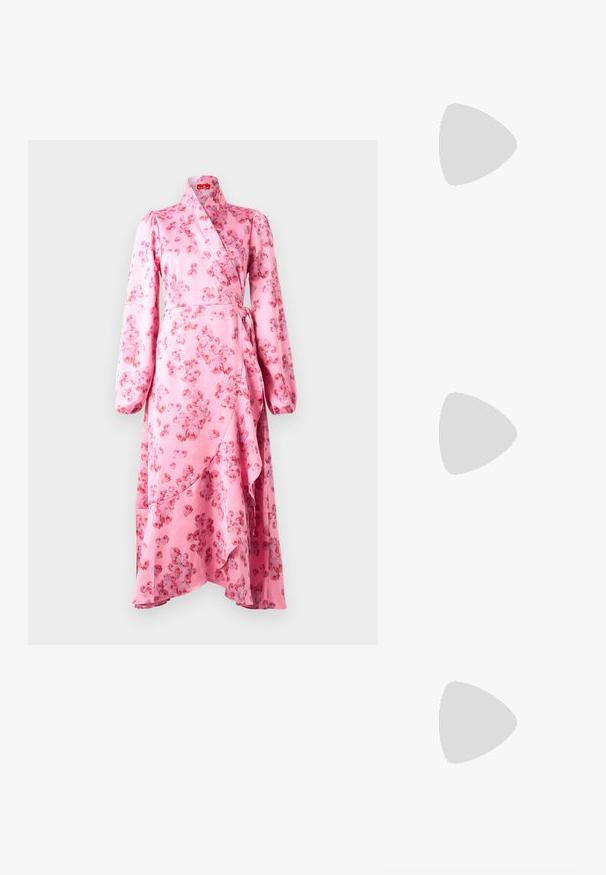 Rosa blomsterkjole i glat stof, med lange ærmer, et bånd i taljen og en svajende asymmetrisk kant.; Sorte højhælede sandaler med tynde stropper og en knyttet design, en glat firkantet tå og en slank stiletto hæl.; Lys grå metallisk håndtaske med kædestrop, dekoreret med små runde metalliske studs og et trekantet brandlogo.; Sølv hoop øreringe med en glat, skinnende overflade. Rundet form, letvægtsdesign med post-back lukning.