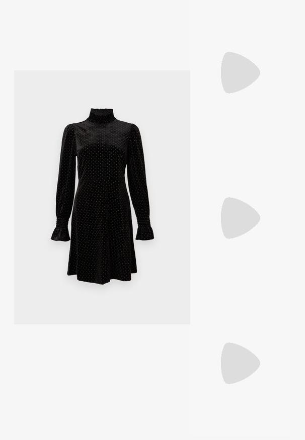 Rochie mini din catifea neagră cu buline aurii, mâneci lungi și bufante, guler înalt volanat și manșete strânse.; Pantof cu toc înalt și vârf ascuțit, cu o schemă de culori argintii, aurii și nude. Finisaj lucios cu un design decupat, având un toc stiletto.; Pouch bag metalizat argintiu, cu o formă moale și rotunjită și un închidere de tip nod la partea de sus. Fabricat dintr-un material sintetic din piele netedă.; Cercei din argint cu un design torsadat, având un finisaj lucios și închidere cu tijă. Au un diametru de aproximativ 3 cm.