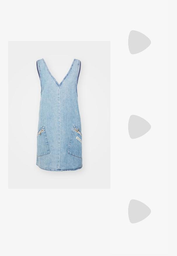 Hame dress denim tanpa lengan, biru muda, leher V, dua saku depan dengan resleting, interior biru tua kontras, tepi yang dijahit.; Mustat patentoitu nahkakengät, joissa on säären takaosa ja terävä kärki, sekä geometrinen palikkakorko. Sisältää tyylikkään, minimalistisen muotoilun ja sileän pinnan.; Musta nahkainen käsilaukku, joka on kaareva muotoilultaan, irrotettavalla hihnalla ja kultaisilla yksityiskohdilla. Laukussa on läppä, jossa on solk yksityiskohta.; Kultaketju, jossa on orgaaninen, kierretty muotoilu, sileä pinta ja cappatut päät, luoden modernin, veistoksellisen ilmeen.