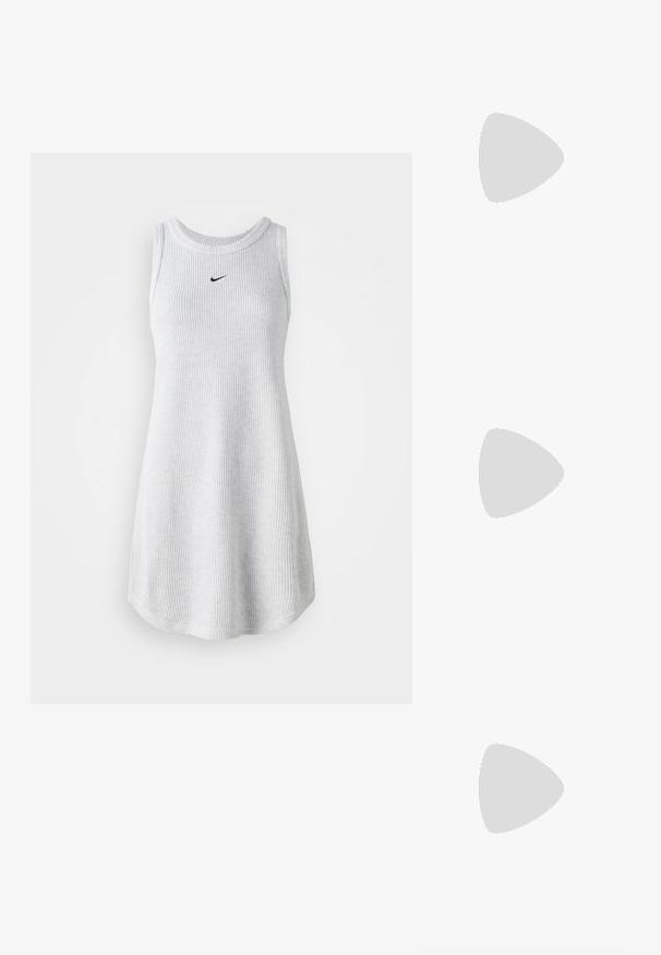 Vestido cinza canelado sem mangas com decote redondo e logótipo preto da Nike no peito. Material suave em mistura de algodão, ajuste descontraído.; Bota de tornozelo em couro preto com bico pontudo e um salto quadrado estruturado. Textura suave com um design elegante e minimalista.; Óculos de sol cat-eye pretos com acabamento mate, apresentando lentes cinzentas, ângulos acentuados e hastes elegantes. Nome da marca visível na parte interna da haste.; Saco de mão de pele sintética preta com alça de corrente prateada brilhante, apresentando tiras decorativas e ilhós metálicos. Forma elegante e curva.