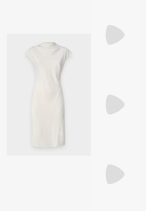 Balta, be rankovių suknelė su aukštu apykaklės iškirpimu ir šonine skeltuka. Lygus audinys, prigludusio silueto ir minimalistinis stilius.; Juodos aukštakulnės sandalai pasižymi plonyčiais dirželiais su mazgo dizainu, lygiu kvadratiniu pirštu ir elegantišku stiletto kulnu.; Šviesiai pilka metalinė rankinė su grandinėlės dirželiu, papuošta mažais apvaliais metaliniais smeigėmis ir trikampiu prekės ženklu.; Sidabriniai lankelio formos auskarai su lygiu, blizgiu paviršiumi, išlenktos formos ir su užsegimu. Minimalistinio dizaino su moderniu apdaila.