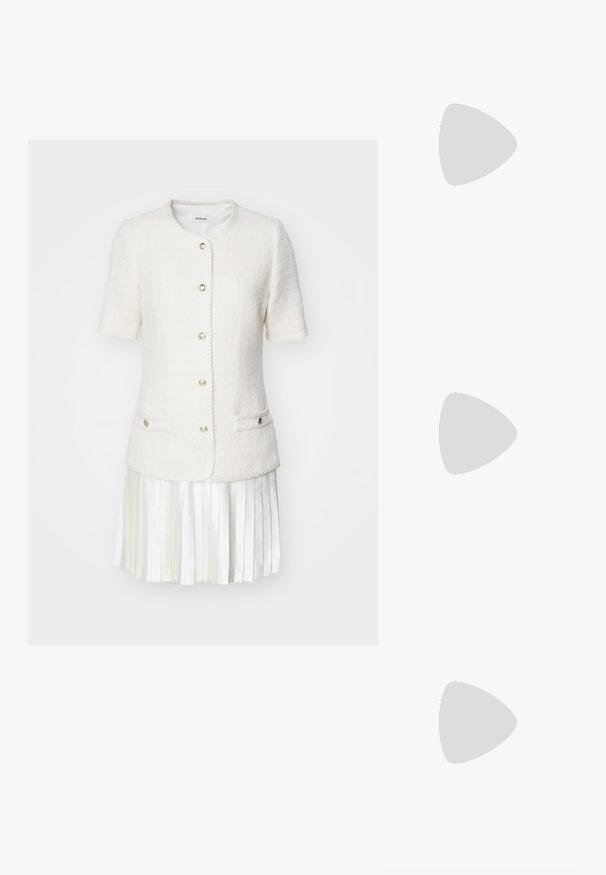 Tweedowa kurtka w kolorze off-white z krótkim rękawem, okrągłym dekoltem i guzikami z przodu. Posiada dwie kieszenie oraz kontrastującą plisowaną białą spódnicę.; Białe skórzane sneakersy, niskoprofilowy design, charakteryzujące się gładką fakturą, okrągłym noskiem, sznurowanym przodem i małym haftowanym logo z boku.; Czarna skórzana torebka w kształcie półksiężyca z złotym okuciem, z zamknięciem na zamek. Nosi się na krzyż na szarym swetrze.; Złote kolczyki w kształcie węzła z twisted design. Każdy kolczyk posiada okrągłe, przezroczyste oparcie zapewniające pewność noszenia.