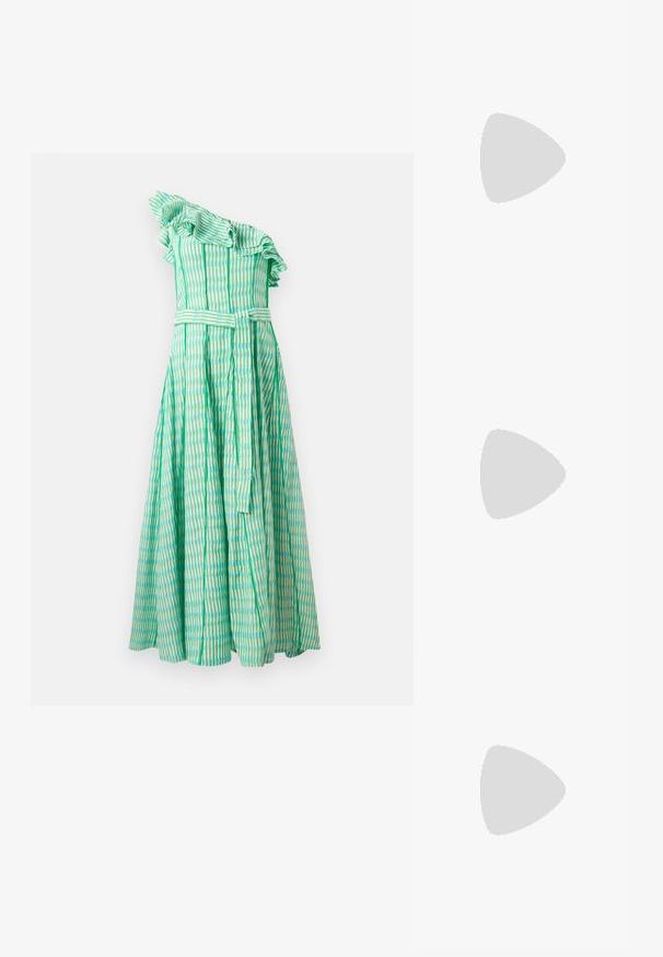 Jednoročná zelená šaty s vlnitými volánikmi, vertikálne pruhy v rôznych odtieňoch zelenej a modrej, a zodpovedajúci opasok na páse.; Svetlo béžová kožená espadrilková sandal s štyrmi krížovými popruhmi a prackou na členku, s tkanou jutovou platformou a plochou gumovou spodnou časťou.; Hnedá kožená taška s kužeľovitým povrchom, dvoma uchami, malou pripevnenou visačkou a jemným logom na prednej strane. Hladká textúra s pevným tvarom.; Náušnice s uzlom v zlatej farbe s prekrúteným dizajnom. Každá náušnica má kruhové priehľadné pozadie pre bezpečné nosenie.