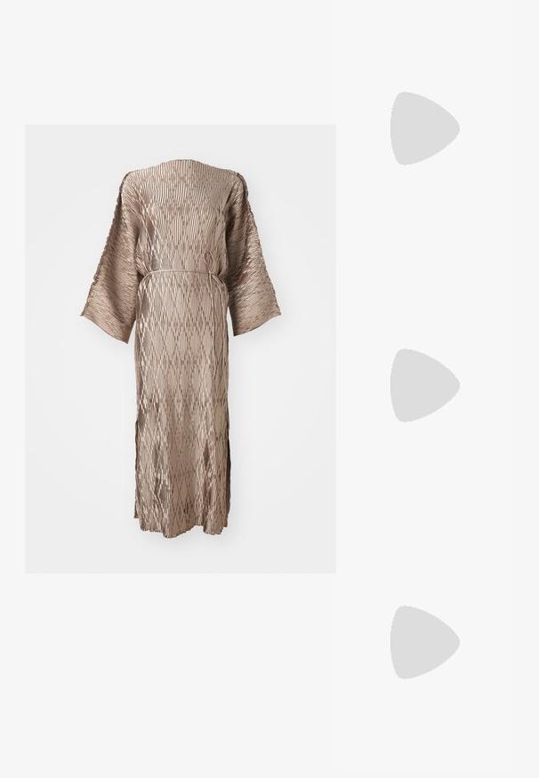 Beige midi-jurk met lange mouwen en textuur, met brede mouwen en een dunne riem die op de taille is gebonden, op een witte achtergrond.; Zwarte leren sandaal met een vierkante neus, dunne banden, een verstelbare enkelriem en een lage hak. Heeft een kleine gouden accent op de band.; Zwarte handtas van krokodillleer met een gestructureerd ontwerp, bovenhandvat, verstelbare schouderband en een opvallend voorlogo.; Goudkleurige broche met een knoopontwerp, featuring gladde, gebogen lijnen en een ingewikkelde vorm, wat zorgt voor een gepolijste afwerking.