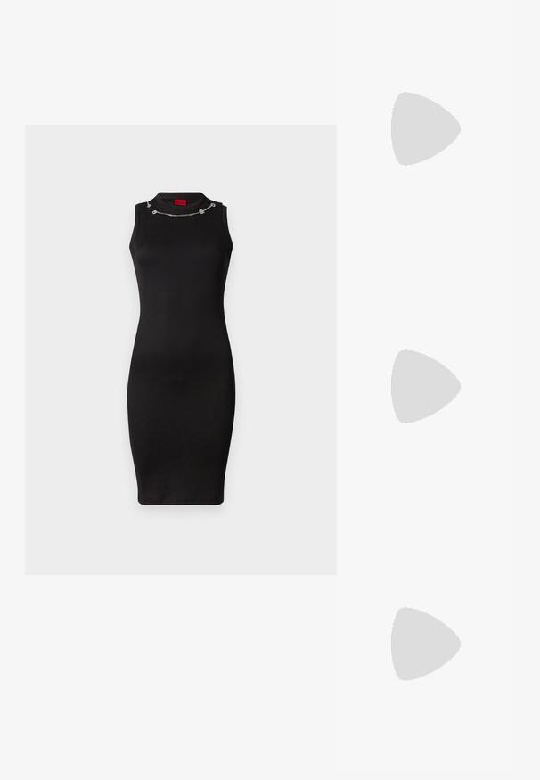 Czarna, prążkowana sukienka bodycon z okrągłym dekoltem i srebrnym łańcuszkiem przy ramionach. Gładka tekstura i dopasowany krój.; Czarne sandały na wysokim obcasie mają cienkie paski z węzłowym wzorem, gładki, kwadratowy czubek i smukły obcas w stylu szpilki.; Jasnoszara metaliczna torebka na łańcuszku, ozdobiona małymi okrągłymi metalowymi ćwiekami oraz trójkątnym logo marki.; Srebrne kolczyki na biglu o gładkim, błyszczącym wykończeniu. O zaokrąglonym kształcie, lekkim designie, z zamknięciem na zatrzask.