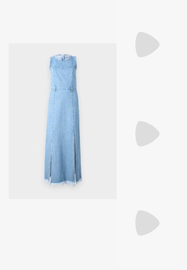 Világoskék farmer maxi ruha, ujjatlan kivitel, kerek nyakkivágással, két oldalsó hasítékkal és rojtos szegéllyel.; Hosszú ujjú, világos bézs blúz kerek nyakkivágással. Puha anyagból készült, középső varrással és enyhén ívelt szegéllyel rendelkezik. Nincs rajta látható fémrész.; Barna bőrből készült bokacsizma négyzet alakú orral, texturált felülettel és alacsony, rakott sarkával. Hátsó húzófüllel és finom varrási részletekkel rendelkezik.; Barna krokodilbőr hatású bőr táska henger alakú, arany tónusú fémveretekkel és lecsatolható, szegecsekkel díszített pánttal.